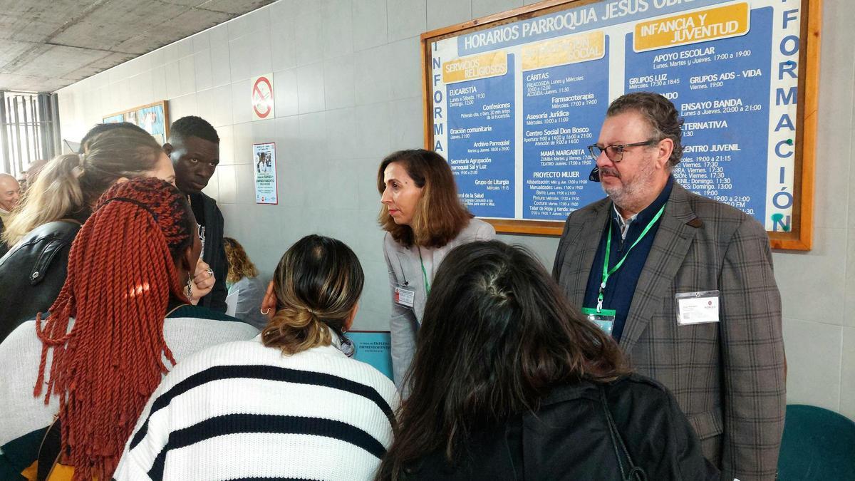 Varios jóvenes en el stand de Grupo Robles