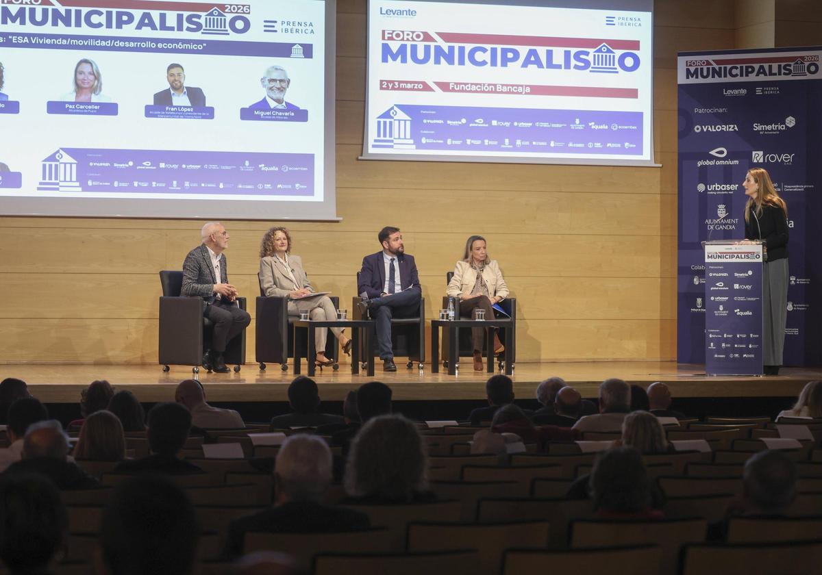 Mesa debate sobre vivienda en le Foro de Municipalismo.