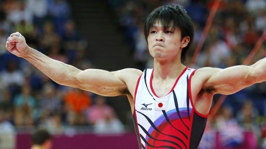 Kohei Uchimura termina un ejercicio