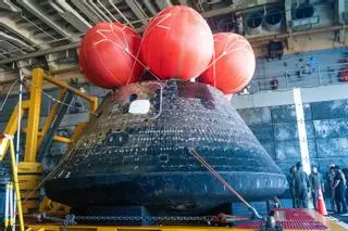 La cápsula espacial Orion se exhibe en la cubierta de pozo del USS John P. Murtha en San Diego, California, EE. UU.