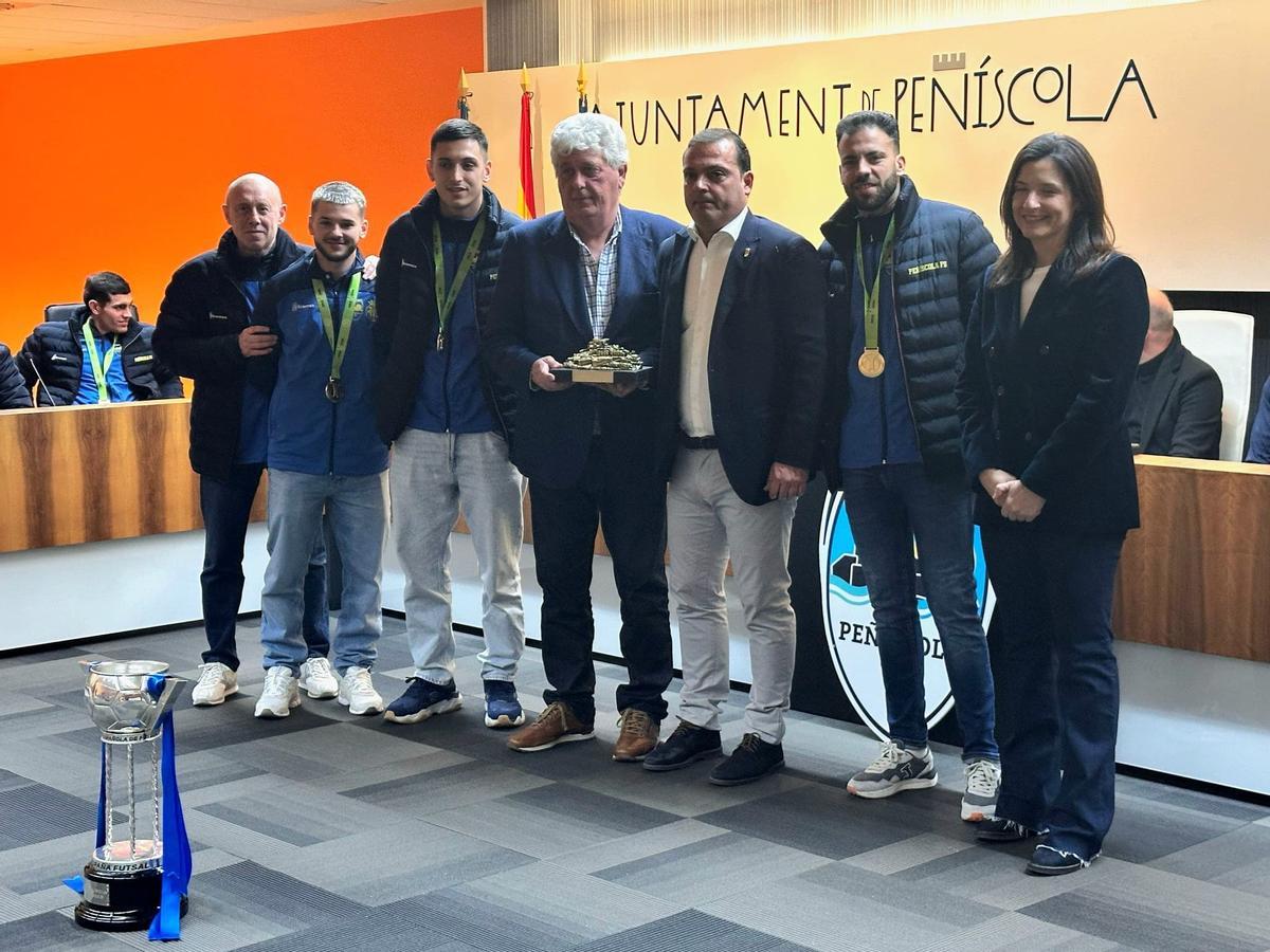 El alcalde de Peñíscola, Andrés Martínez, junto al presidente del Peñíscola FS, Sierra, el técnico Valladares, los capitanes y la edil de Deportes.