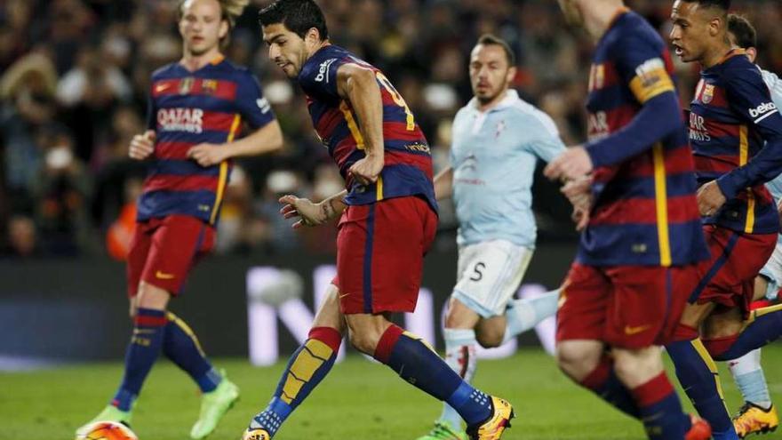 Luis Suárez remata para marcar el cuarto gol, tras recibir de Messi desde el punto de penalti.