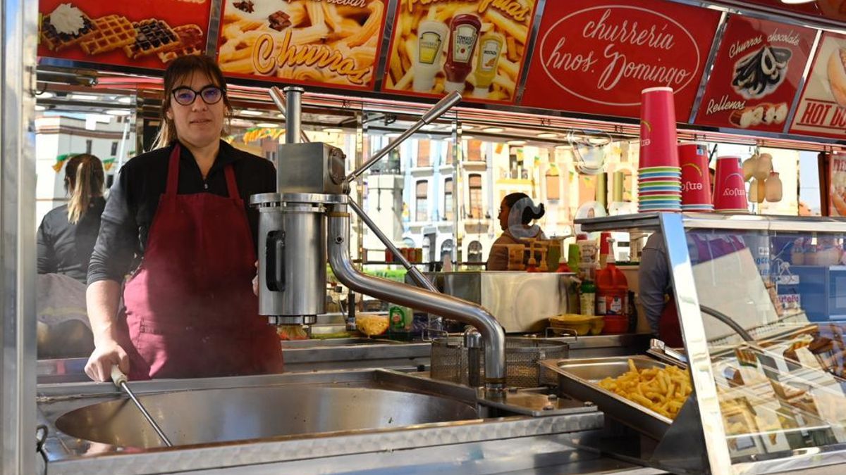 Cloti está al frente del negocio familiar. Montan dos churrerías en el Ribalta y Fadrell, y el Tren de la Bruja en la feria.