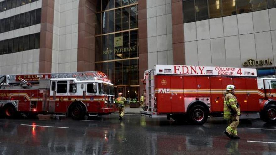 Un helicóptero se estrella contra un rascacielos de Manhattan