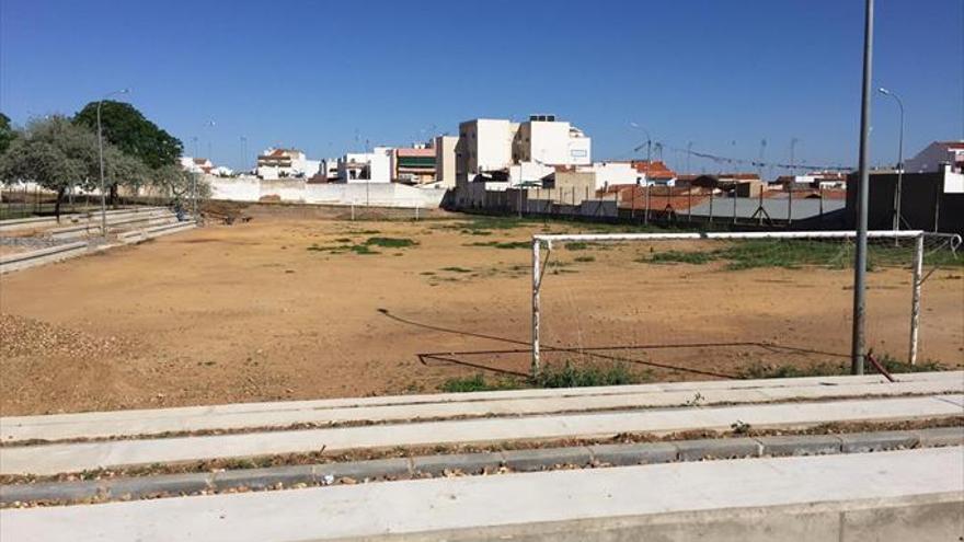 Analizan las opciones que hay para hacer un campo de fútbol siete en San Roque