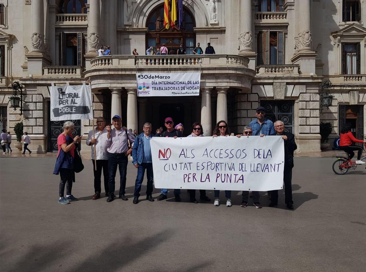 La plataforma El Litoral per al Poble en la protesta de hoy en la plaza del Ayuntamiento