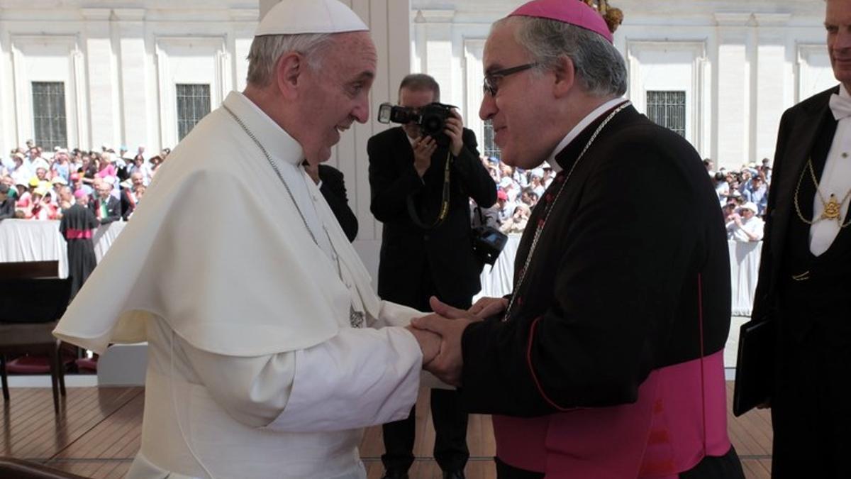 El papa Francesc saluda el bisbe de Terrassa i nou arquebisbe de Sevilla, José Ángel Saiz Meneses