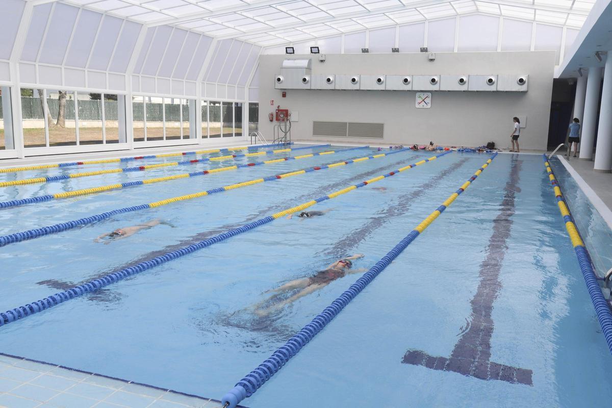 Usuarios en la piscina cubierta de les Pereres de Xàtiva.