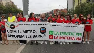 Vecinos de la Trinitat cortan la Meridiana para pedir la conexión en metro de los lados del barrio
