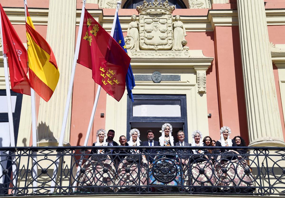 Los alcaldes de Murcia, José Ballesta, y de Alicante, Luis Barcala,tras rubricar el Protocolo de Intenciones