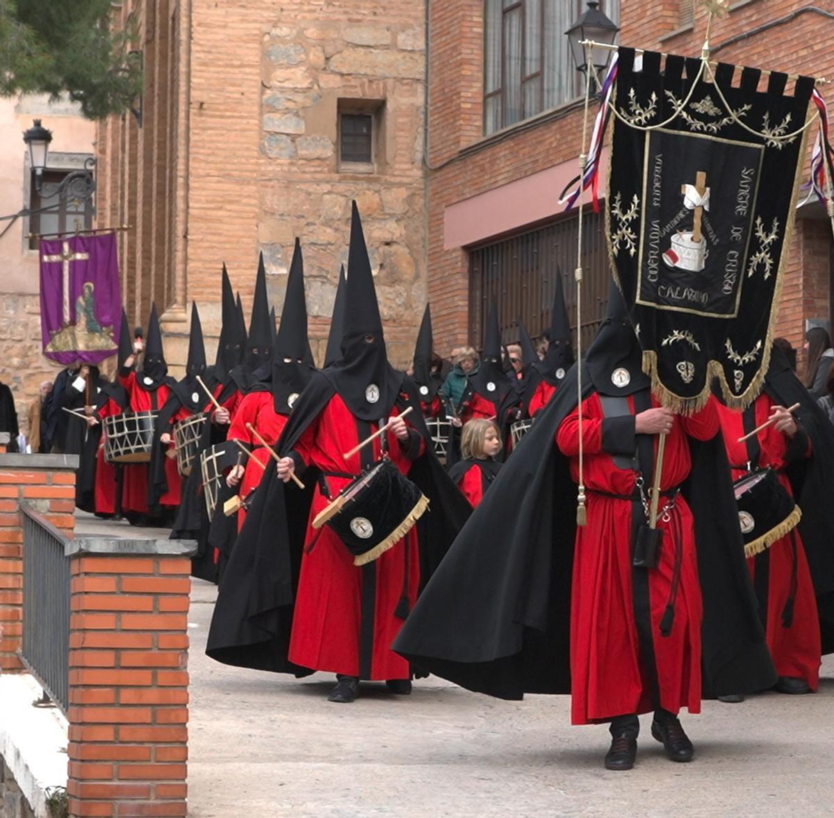 La cofradía en plena procesión de Semana Santa.