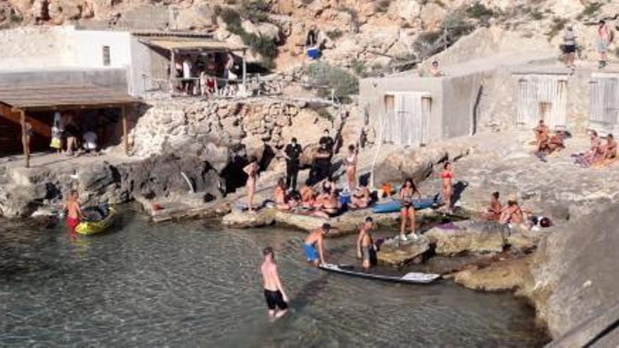 La policía desaloja una cala de Ibiza por exceso de gente