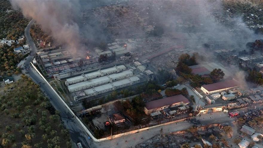 Un incendio arrasa el campo de refugiados de Moria en la isla griega de Lesbos