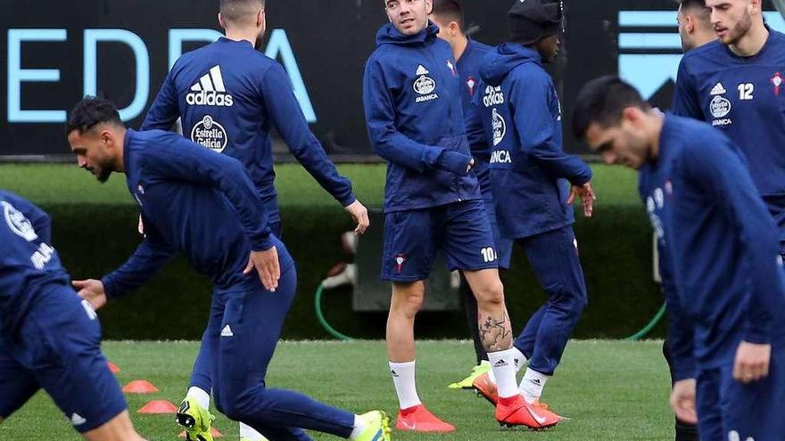 Iago Aspas, en el centro de la imagen, antes de sufrir la molestia que le obligó a retirarse del entrenamiento ayer en Balaídos. // Marta G. Brea