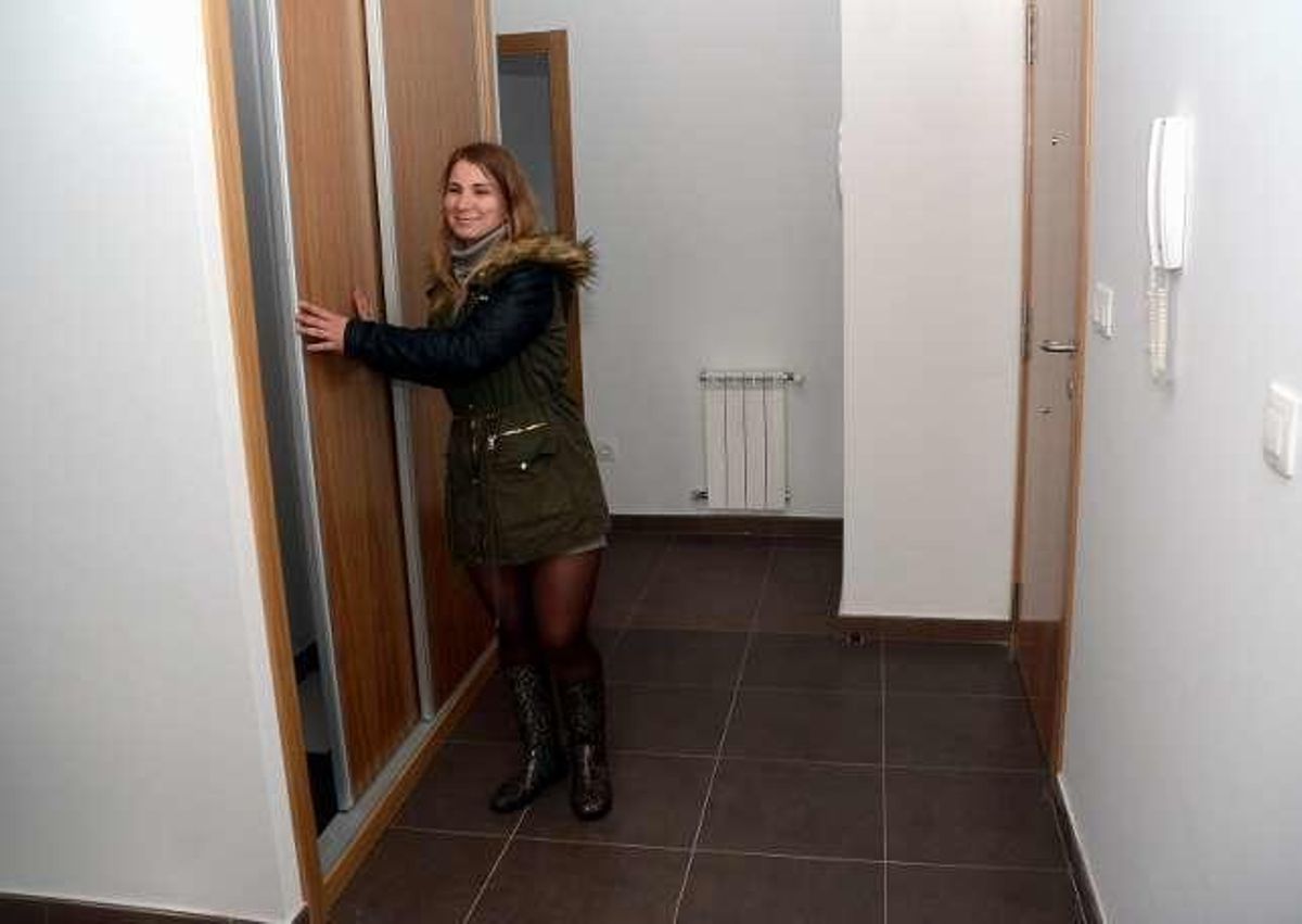 "Ilusión y alegría" entre los adjudicatarios de Valdecorvos al recibir las llaves de sus pisos