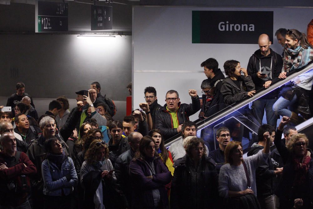 Manifestants tallen les vies del TAV a l'estació de Girona