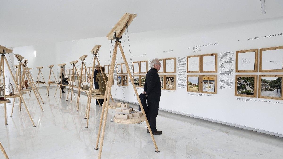 David Chipperfield durante su visita a la muestra del CGAC