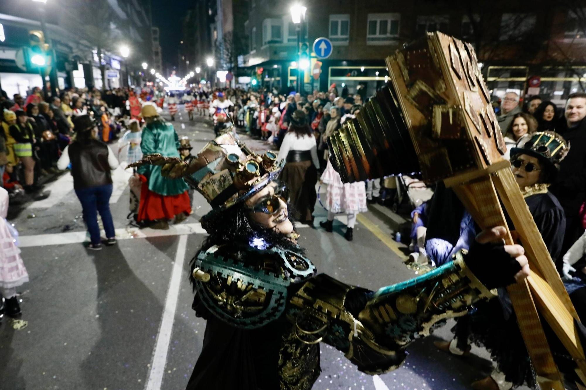 Así fue el multitudinario desfile del Antroxu de Gijón (en imágenes)