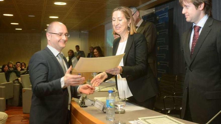 Ana Pastor entrega el Premio San Telmo 2015 a los ingenieros del viaducto del AVE en el Ulla. // Rafa Vázquez