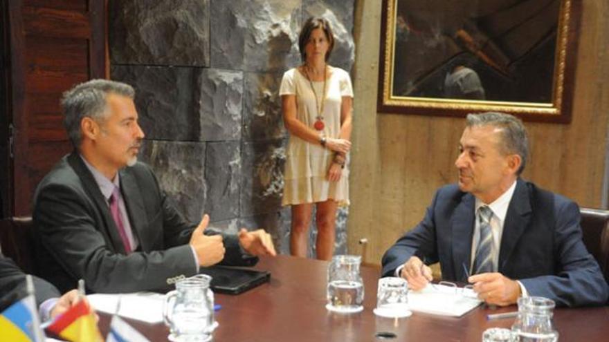 El presidente del Gobierno de Canarias, Paulino Rivero, recibió ayer en la sede de Presidencia en Santa Cruz de Tenerife, al ministro consejero de Asuntos Políticos de la Embajada de Israel en España, Oren Bar-El.