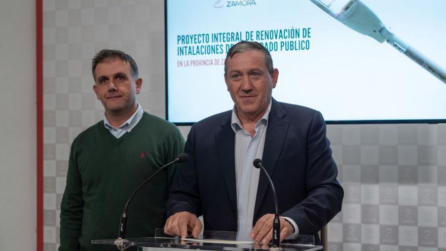 De izquierda a derecha, el diputado provincial, Ramiro Silva, y el presidente de la Diputación, Javier Faúndez. | J. L. F.