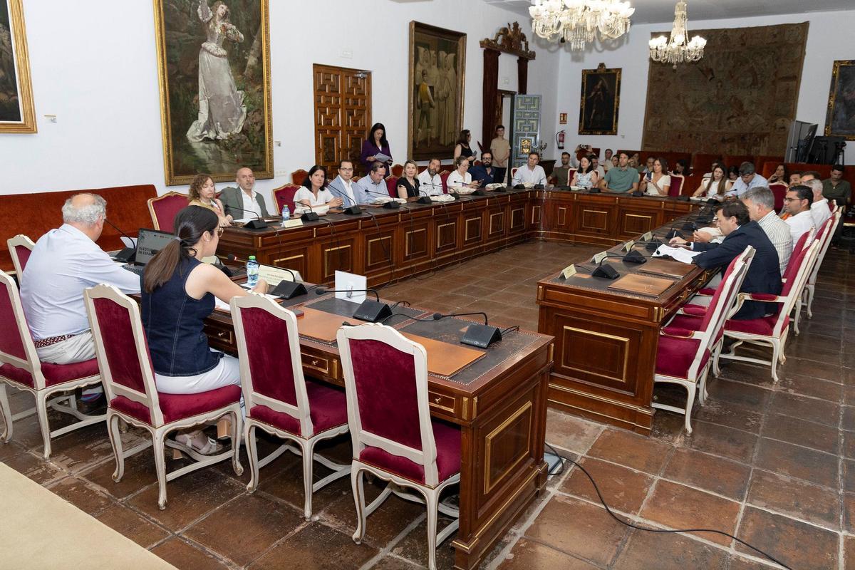 Un momento del acto en el que se entregaron los diplomas de reconocimiento a empresas vinculadas al oleoturismo en la provincia.