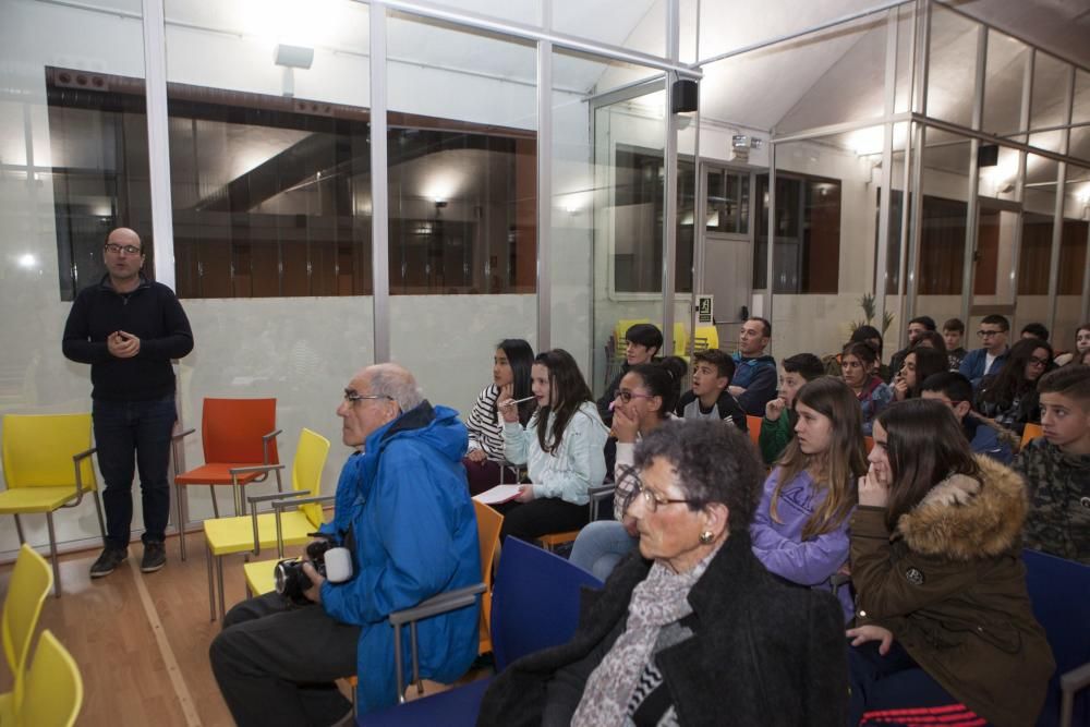 Entrega del cheque de la recaudación de la carrera solidaria a la Asociación Galbán