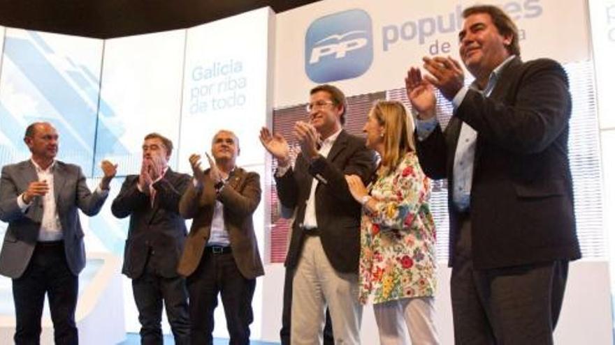 Feijóo, tercero por la derecha, ayer, con Ana Pastor y los cuatro presidentes provinciales del PP, durante el acto en Santiago por el que fue proclamado candidato a la Xunta. / óscar corral