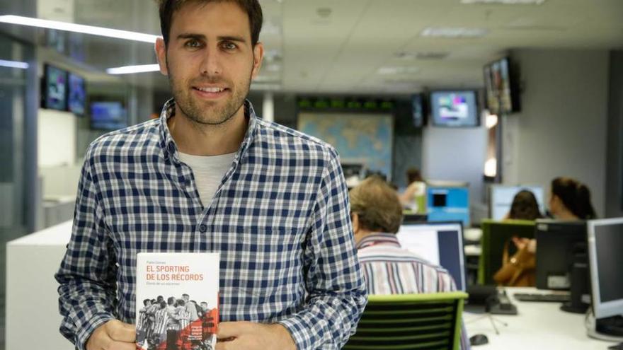 Pablo Gómez, con el libro &quot;El Sporting de los récords&quot;.