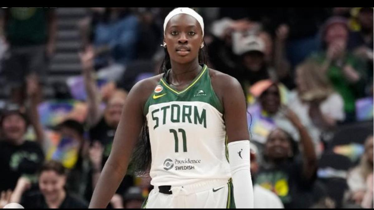 Awa Fam es una de las líderes de Seattle Storm