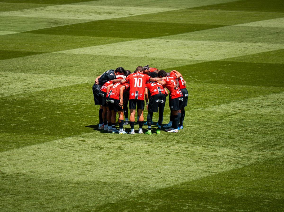 Los jugadores del Mallorca forman un corrillo antes del partido ante el Villarreal, en Son Moix.