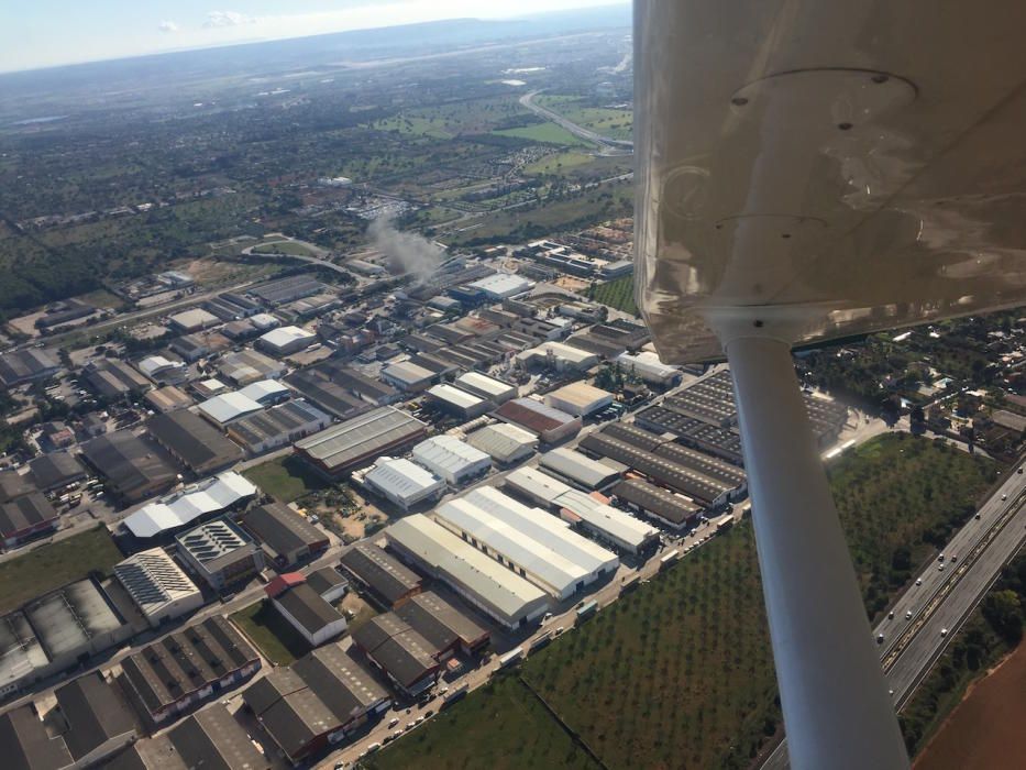 El incendio del polígono de Marratxí, visto desde el aire