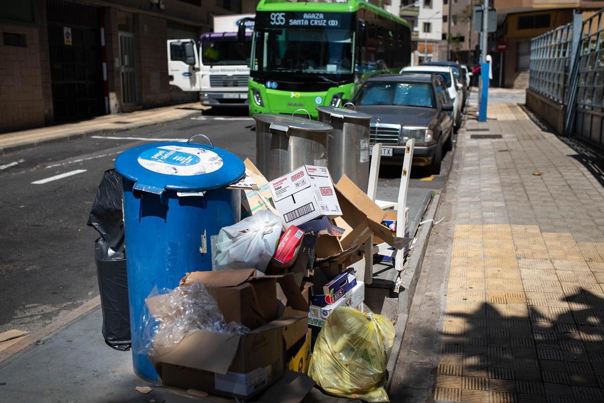 Basura fuera de los contenedores en las calles de Santa Cruz.