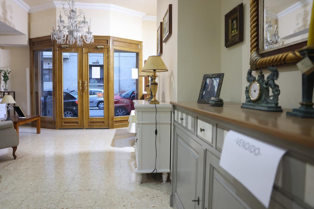 En imágenes | Cierra la mítica tienda de Zaragoza Muebles Nadal