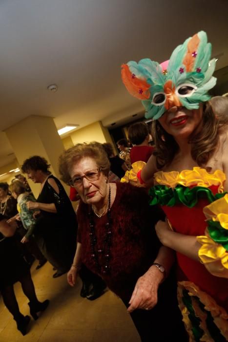 Fiesta de Les Comadres en el centro de mayores de Las Meanas