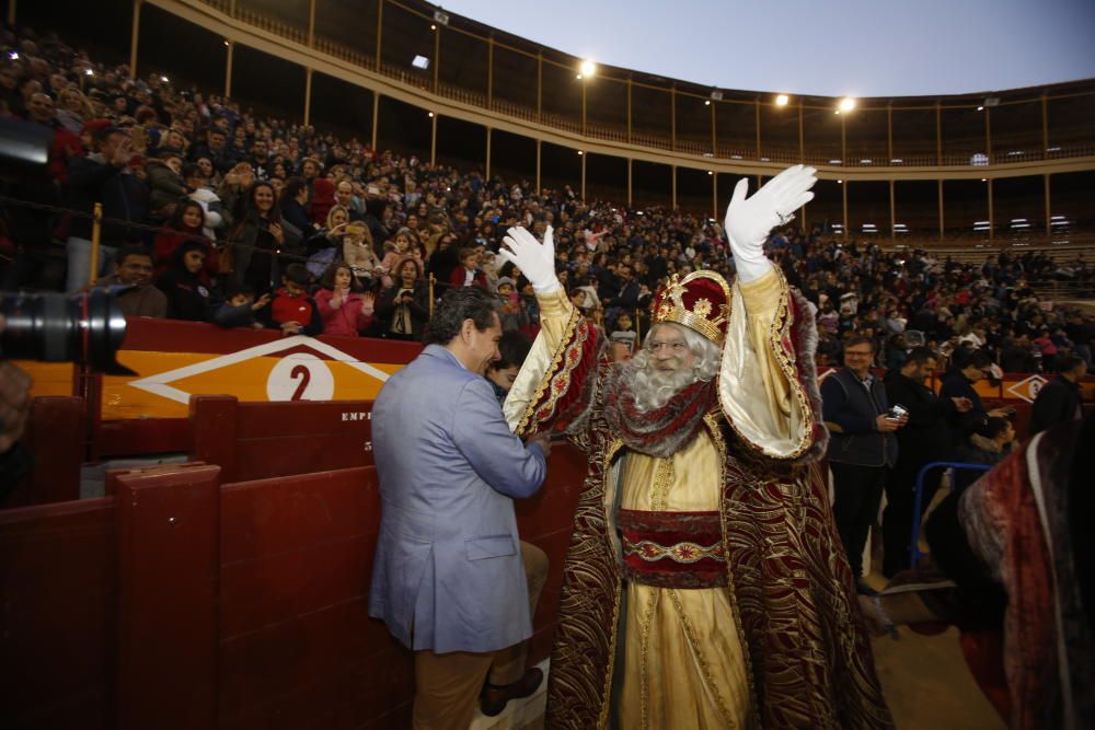 Los Reyes Magos llegan a la Plaza de Toros de Alicante.