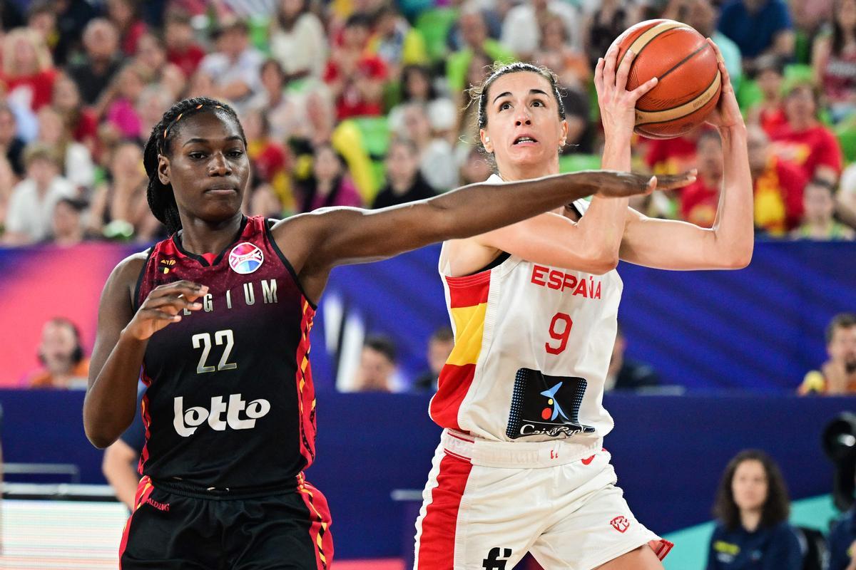 Queralt Casas entra a canasta durante la final del Eurobasket femenino, en Liubliana.