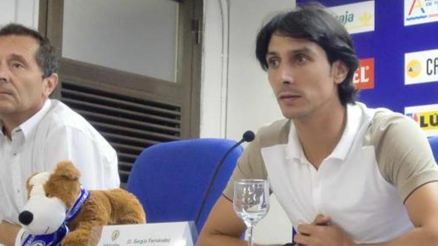 El director deportivo del Hércules, Sergio Fernández, a la derecha, y el responsable de la tienda del club, Enrique Sala, ayer.
