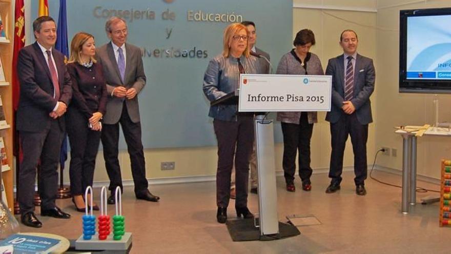 La consejera y su equipo dando la rueda de prensa para explicar los datos