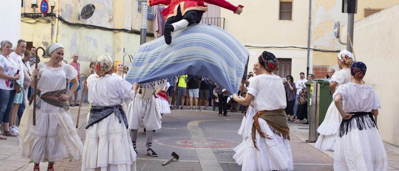 Participantes en la recreación de la Crema de Xàtiva, ayer por las calles de la ciudad. | PERALES IBORRA