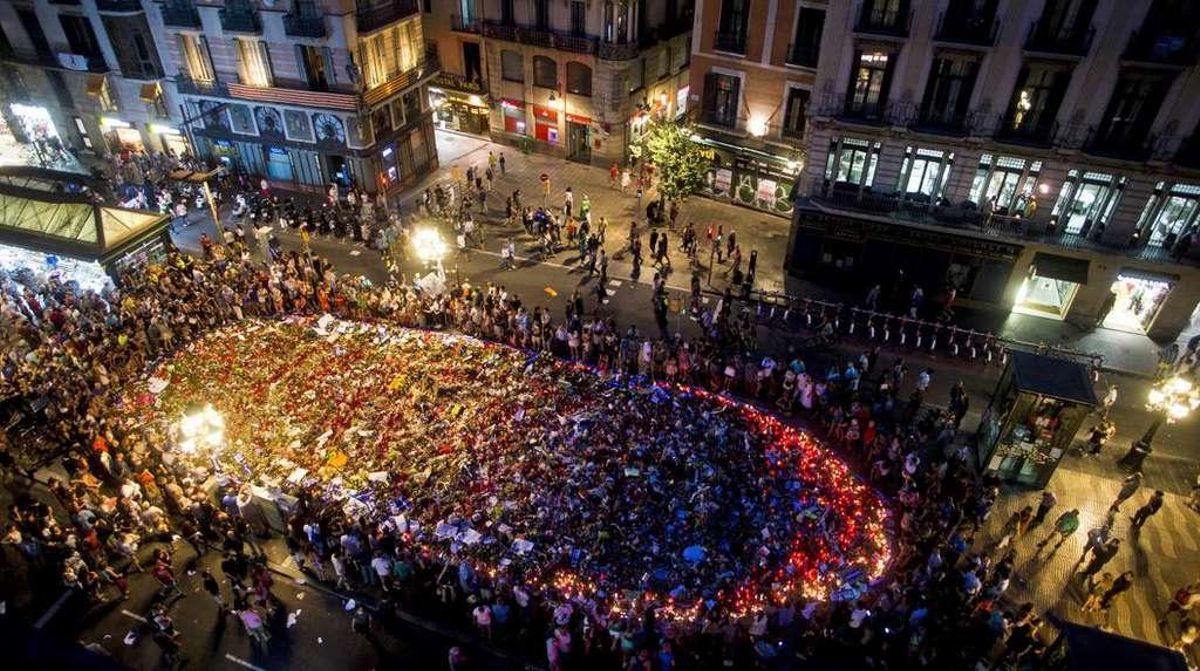 Medio millón de personas llenan el centro de Barcelona con su clamor antiterrorista