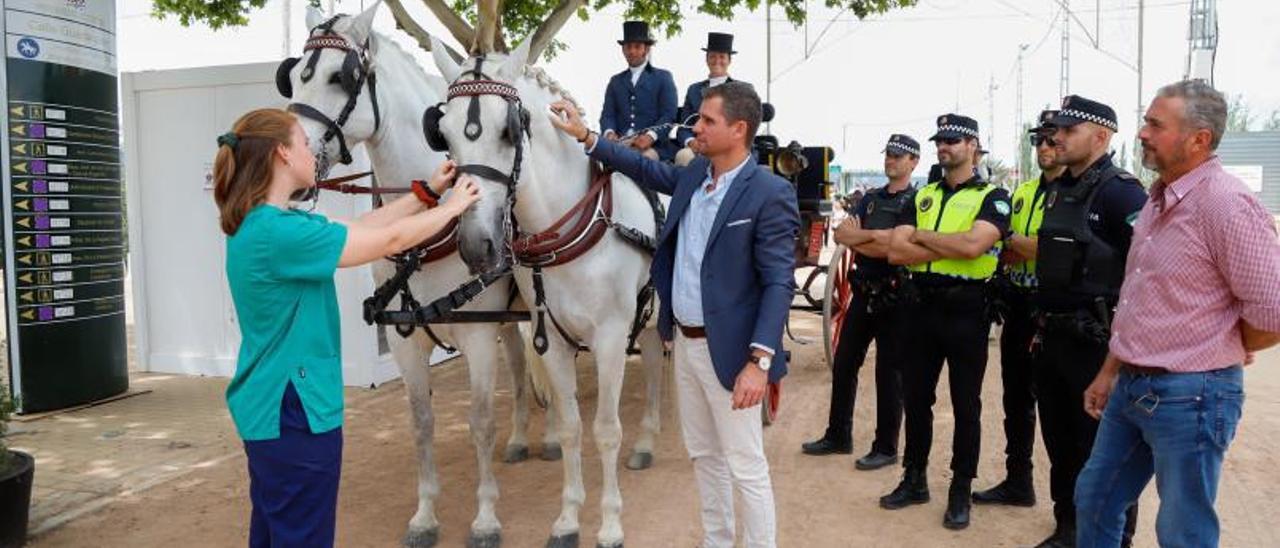 Fernando Vega somete a control a un carruaje antes de acceder al recinto.