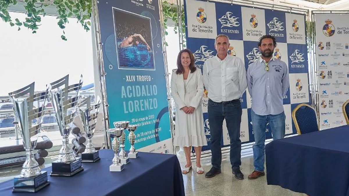 Concepción Rivero, Enrique Martínez y Rogelio Varela posan con los trofeos