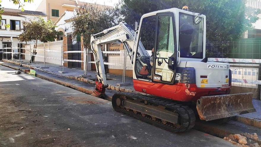 Operarios en una calle del Coll d&#039;en Rabassa.