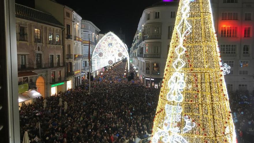 Luces de Navidad en la calle Larios y plaza de la Constitución.