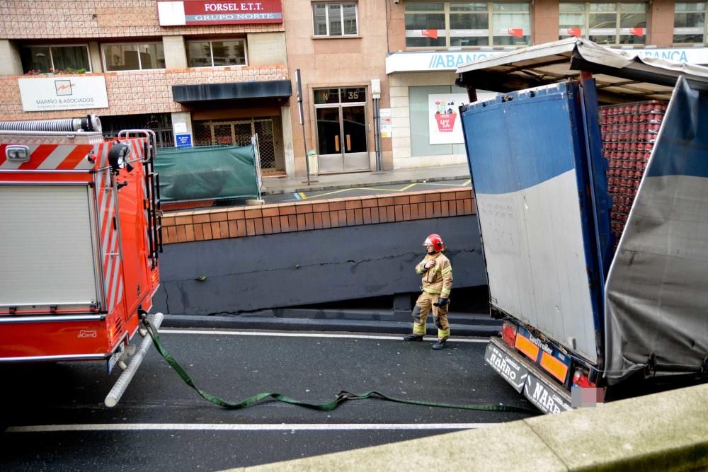 El conductor no se percató de las señales que advierten de las dimensiones del túnel y descendió la rampa.