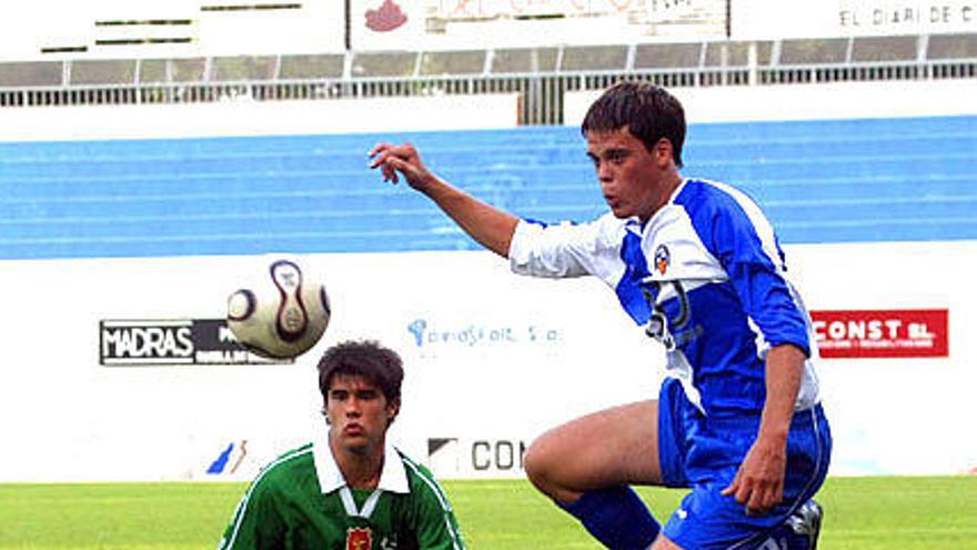 Vales (d), en un partido con el juvenil A del Sabadell.