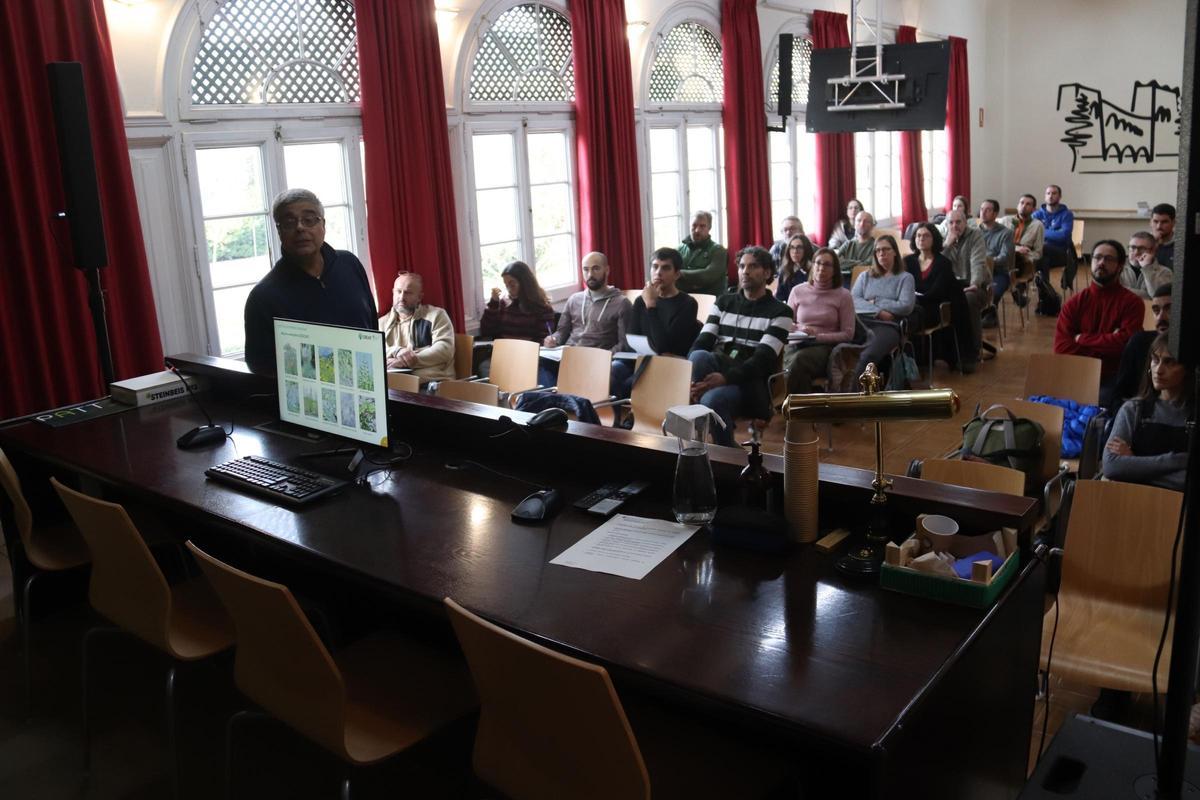Un professor imparteix classe en el primer curs de formació sobre la gestió responsable d'espècies exòtiques invasores.