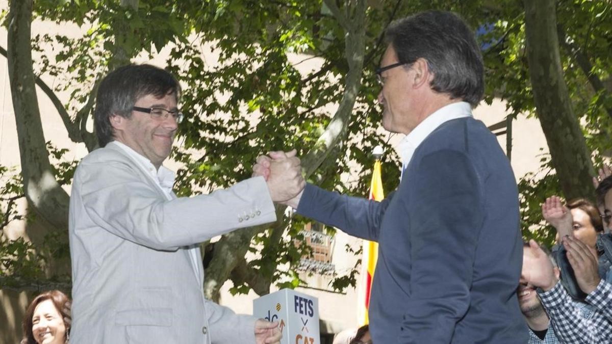 Artur Mas y Carles Puigdemont, en el acto de campaña de CDC en Vic, el 19 de junio.