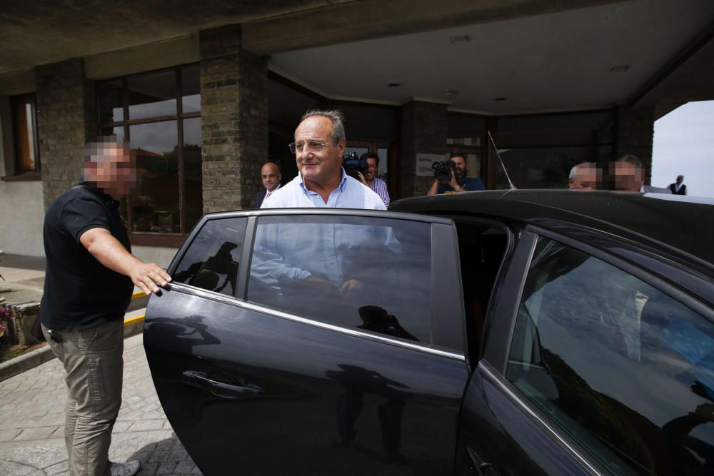 Agustín de Luis, exjefe de la Policía Local de Oviedo, se entrega a la Guardia Civil para ser trasladado a prisión